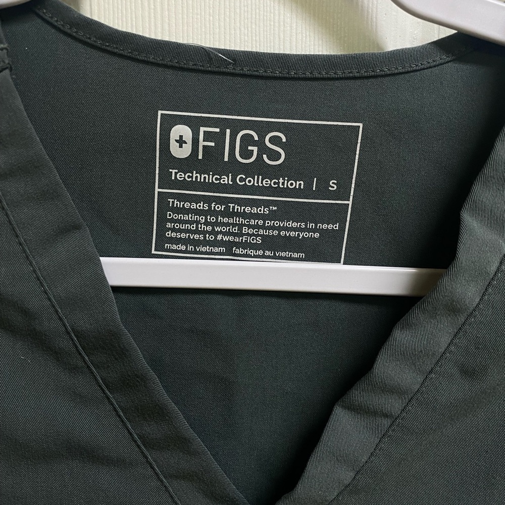 FIGS SCRUB TOP - Picture 2 of 5